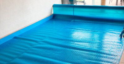 Et nyt blåt pool termotæppe i GeoBubble har givet poolen her en flot opgradering og merværdi hvad angår udseendet.|Skift af folie før og efter. En trist og affarvet swimmingpool folie på Als er skiftet til en ny flot blå folie.|Sådan kan en slidt folie i en swimmingpool se ud. Folien har mistet farven efter lang tids eksponering for blandt andet kemi og adskillige badegæster.|Ny folie og termotæppe i swimmingpool på Als. Her ses det endelige resultat. Før skift var folien affarvet og slidt.