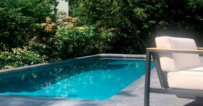 Stemningsbillede. Grå swimmingpool. Den grå folie står sammen med de grå kantfliser flot i spænd med omgivelserne.|Grå folie og lamelcover i nybygget pool. Lamelcoveret rulles ned under vandoverfladen, så det ikke er synligt, når poolen er åben.|Grå folie og kantfliser i en nybygget luksus pool med trappetrin|Stemningsbillede fra en terrasse med swimmingpool - alt i grå toner.|Støbt swimmingpool klargøres til folie montage. Når færdigt, vil der stå en stilren pool i grå tone i tone farveskala.|Test af lamelcover i støbt pool med grå folie beklædning. Når færdigt, står swimmingpoolen flot i en grå tonet farveskala.
