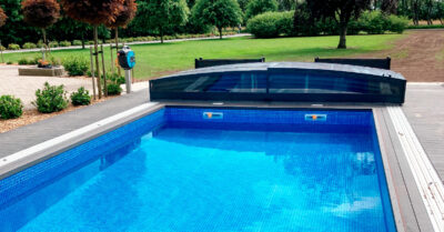 Mosaik folie og pvc pool tag. Swimmingpool nedsænket i terrasse beklædt med mosaik folie og med gennemsigtig pvc overdækning|Terrasse med pool før og efter. Swimmingpoolen er opbygget i beton og efterfølgende beklædt med blå mosaik folie. Voröka pool tag.|Lav teleskopoverdækning til pool samt ny blå mosaik folie. Hele badeområdet har fået en flot opgradering.|Spartlet swimmingpool og er klar til at få svejset en flot blå mosaik folie på de rene og glatter overflader. Pool tag er allerede monteret.|Blå mosaikfolie fra Alkorplan folierne giver en autentisk fornemmelse af ægte mosaikker i swimmingpoolen.|Montering af pooloverdækning ved nybygget swimmingpool. Der er endnu ikke svejset folie på, så væggene står rå. Skimmerne er indstøbt.|Pool tag med teleskop åbning er installeret ved denne flotte udendørspool, som også er beklædt med blå mosaik folie