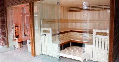 Wellness Vejen Idrætscenter. Finsk sauna med beroligende varme og atmosfærisk lysende LED. Ved siden af en infrarød sauna kabine.|Infrarød sauna hos Vejen Idrætscenter|Sauna i Vejen idrætscenter med infrarød i deres voksende wellness afdeling. Svømmehallen har taget tyren ved hornene og efterlever nu den store efterspørgsel for afslappende oplevelser.|Sauna med infrarød LED i Vejen idrætscenter|Sauna afdeling hos Vejen Idrætscenter. Centeret har opgraderet deres wellness afdeling med nye saunaer. Her finsk sauna.|Pink LED lys er installeret i den nyeste sauna hos Vejen idrætscenter. LED båndende tåler en fugtig atmosfære og kan skifte farve for stemning.|LED i sauna hos Vejen Idrætscenter|Støbning af LED til sauna. Skinnerne klargøres til montage i Vejen idrætscenter. Lyset kan klare høje, fugtige og tørre temperaturer.
