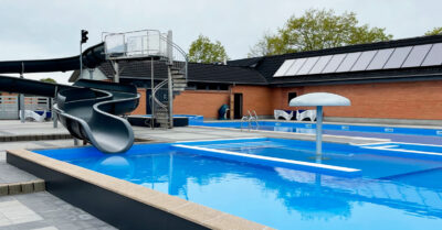 Sort og blå kontrast ved poolanlæg efter DuoLine har været forbi og skifte poolens folie. Tillige er der installeret nye energieffektive varmepumper hos Hessellund Sø Camping|Renovering af pool anlæg med folie skift og montage af energieffektive varmepumper hos Hessellund Sø camping. Telt over swimmingpool.|Folieskift Hessellund Sø camping|Renovation af pool anlæg hos Hessellund Sø camping. Her er folie i swimmingpool taget af, og der er gjort klar til ny folie.|Folieudskift Hessellund Sø camping|Skift af folie hos Hessellund Sø camping|Trappe klar til folie hos Hessellund Sø camping. DuoLine er i gang med renovering af pool anlæg og montage af nye effektive varmepumper.|Slidt bassinfolie hos Hessellund Sø Camping. Sådan her så bassinet ud inden renovering af pladsens svømmeanlæg blev påbegyndt.|Foliesvejsning ved trappe. Det kræver de rigtige fold og tilskæringer for at sikre tæthed ved trappefolien hos Hessellund Sø Camping.|Montør er i gang med opsætning af varmepumper hos Hessellund Sø camping|DuoLine servicebil parkeret ved siden af de nye varmepumper hos Hessellund Sø Camping|Isolering af rør til varmepumper monteret hos Hessellund Sø camping: Isoleringen sikrer, at varmen ikke forsvinder ud i luften|DuoLine servicebil parkeret ved siden af de nye varmepumper hos Hessellund Sø Camping|Varmepumpe montage ved Hessellund Sø Camping - Nye energieffektive varmepumper er opstillet til pladsens store pool anlæg|Opstart af pool efter folie skift og installation af energieffektive varmepumper hos Hessellund Sø Camping. Blikstille vand.|Renovering poolanlæg. Folie skift og varmepumpeinstallation hos Hessellund Sø Camping. Resultatet taler for sig selv.|Poolanlæg efter ny folie. DuoLine har tillige monteret nye energieffektive varmepumper hos Hessellund Sø Camping|Færdig folie hos Hessellund Sø Camping, hvor DuoLine også har monteret nye energieffektive varmepumper til pool anlægget.