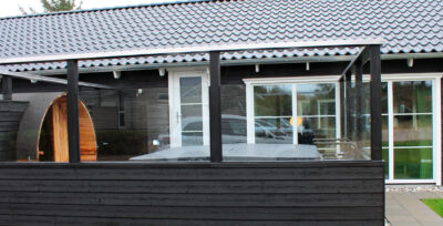 Terrasse ved nybygget sommerhus, hvor der er kredset om den gode oplevelse. Terrassen er udstyret med udebrus, udendørs spa og sauna tønde.|Tændt svømmetræner i nybygget swimmingpool. Svømmetræneren (også kaldet modstrømsanlæg) er indbygget og giver flere muligheder for brug af poolen.|Opbygning af nyt feriehus, hvor der er lagt an til wellness rum fyldt med lækkerier som pool, spa, dampbad og tilstødende terrasse med udespa og saunatønde|Nybyg - sommerhus med pool, spa og sauna - poolen har svømmetræner og udgang til terrasse med udespa og tøndesauna|Ny swimmingpool blandt anden luksus wellness som spa, damp, udespa, tændesauna. Poolen er opmuret, flisebelagt og har indbygget svømmetræner.|Flisepool står færdig med vand. Poolen er beklædt med henholdsvis mosaik og hvide fliser og har indbygget svømmetræner.|Pool vand før desinficering. Når vand lige er fyldt på er det oftest grønt. Langsomt føres det igennem desinficering og dosering via pumpe og snart er det krystalklart.|Flisepool, indendørs spabad og dampkabine i luksuriøst feriehus i Blåvand|Indbygget saunatønde på terrasse i Blåvand. Saunatønden er placeret i terrassevæggen og indgår derfor som et samlet hele sammen med udebrus og udespa.|Terrasse med tøndesauna|Udespa på terrassen i nybygget hus. Ud over spaen tæller huset også indendørs pool, dampbad, indendørs spa, udebruser og en lækker saunatønde til 6 personer.
