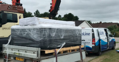 Udespa på trailer. En stor Passion Spa udespa model Desire har taget plads på traileren og er klar til levering hos ny spaejer.|Forbered terrasse til udespa. Plant terrasse underlag, hvor der er trukket strøm og lagt rør og vand til påfyldning og tømning.|Spalevering og DuoLine bil. Levering til kantsten med montering og installation af en af en spa Desire fra Passion.|Kran med udespa. Her leveres en stor Passion Spa model Desire på husterrasse. Spaen kranes ind over hustaget.|Udespa med spil. Et Passion Spas udespa model Desire er på plads hos ny spaejer og allerede fyldt op med vand.
