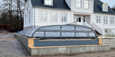 Monteret pool tag ved flot infinity swimmingpool|Infinity med overdækning. Nybygget infinity swimmingpool overdækket af det flotte pooltag fra Gullberg & Jansson.|Grave arbejde er i fuld gang. Der er sat sten og rørført til ny luksuriøs infinity swimmingpool.|Nybygget infinity pool har fået installeret en flot teleskop overdækning fra østrigske Voröka|Opbygning og indstøbing af rør og dele til luksus pool|Støbning af bassinets kanter.|Betonpool er klargjort til svejsning af folie|Swimmingpool klar til vandpåfyld. Folien er svejset og kantfliser lagt. Opbygning af luksus infinity pool.|Kantfliser ved swimmingpool er lagt. Swimmingpool klar til vandpåfyld. Folien er svejset. Opbygning af luksus infinity pool.|Fliselægning ved swimmingpool. Kant- og terrassefliser er lagt ved dette smukke udendørs bassin. Giver en smuk sammenhængende helhed.|Projekt tegning - Skitse luksus infinity pool|Opbygning og støb af swimmingpool med trappe, rørføring og indbygningsdele. Her står bassinet helt råt.|Et neutralt teknikrum er placeret med nem adgang for en nybygget luksus infinity pool. Ved siden står en effektiv varmepumpe.