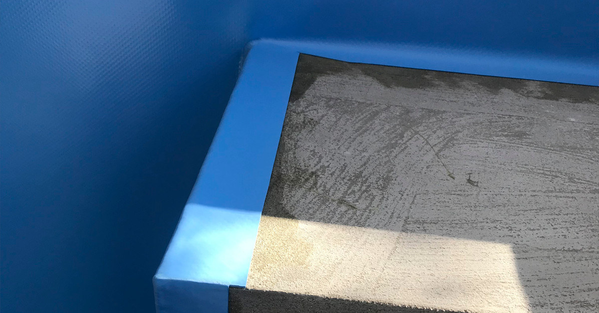 Hjørnefoldet folie i swimmingpool med trapper. Foliesvejsning er en kunst, der også omhandler de mere svære områder, hvor folien skal sidde perfekt.