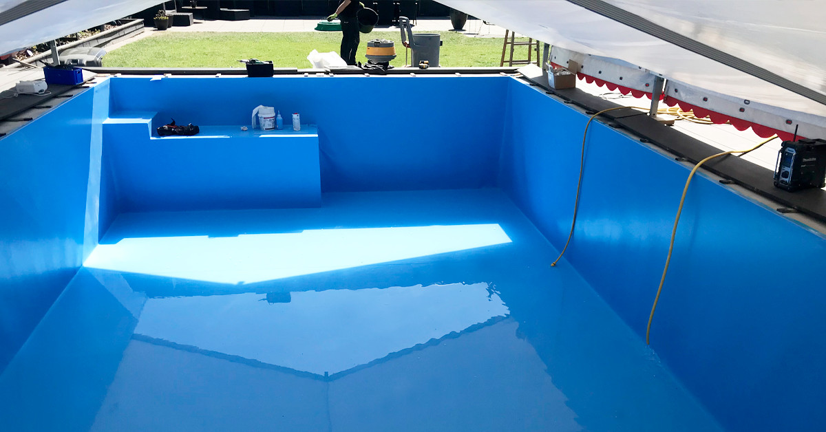 Swimmingpool klar til vandpåfyld. Bassinet ser flot ud efter montering af den azurblå folie, så nu mangler blot vand og tilslutning