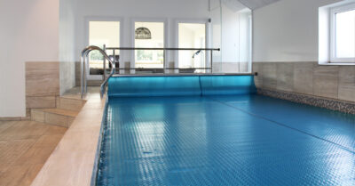 Swimmingpool står klar i feriehus, hvor der er kælet for wellness oplevelserne. Pool med termotæppe med udgang udespa og sauna tønde.|Aseko doseringsanlæg sat op ved Feriehus i Blåvand. Det ser indviklet ud med en masse ledninger, men når i gang er det utroligt effektivt for vandbehandling og kemidosering.|Saunatønde med repos. Repos har to sæder, så gæster kan tage en varme pause på terrassen. Feriehus blaavand med saunatønde|Saunatønde inde i. Den smukke Thermory saunatønde er indbygget i terrassevæggen. Indeni er der plads til 4-6 personer|Flisepool med termotæppe i Blåvand feriehus. Swimmingpoolen har direkte adgang til dampbad og spabad.|Terrasse afskærmning er sat op for at kunne give et mere privat rum til sommerhusgæsterne, der skal bruge udespaen.