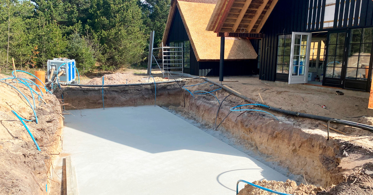 Støbning af bundplade til swimmingpool ved nybygget luksuriøst feriehus hvor terrassen får etableret terrasse med pp pool - udgravning.
