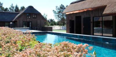 Luksus pool sauna spa damp|Opbygning af Pooldecks overdækning til swimmingpool. Når færdigt vil overdækningen fyldes med plantetæppe og kunne rulle henover bassinet|Installering af Pooldecks overdækning. Når færdig vil overdækningen blive beklædt med et stort grønt dække af planter.|Installation af Pooldecks overdækning. Når færdig vil overdækningen blive beklædt med et stort grønt dække af planter.|Udendørs pool med plantetag. Opbygning af Pooldecks overdækning. Når færdig vil overdækningen blive beklædt med et stort grønt dække af planter.|Tag over swimmingpool. Opbygning af Pooldecks overdækning. Når færdig vil overdækningen blive beklædt med et stort grønt dække af planter|Sommerhus byggeprojekt. Eksklusivt feriehus med indendørs og udendørs swimmingpool, sauna, spabad og alt i wellness|Pool overdækning med planter. Opbygning af Pooldecks overdækning til swimmingpool. Her er der valgt et grønt plantetæppe som top. Det kan også være terrassebrædder eller andet.|Eksklusivt feriehus med pool sauna og alt i wellness|Fjernbetjening til sauna LED lys. Skinnerne er sikret mod varme og fugtige rum og specialtilpasset. Fjernbetjeningen styrer lys skift for atmosfære.|Dampbad med udsigt til den udendørs swimmingpool i eksklusivt feriehus med pool sauna og alt i wellness. Glasdør bringer ude og inde sammen.|Dampbad med hvide sten. Opmuret dampkabine med siddemodul og neutral dampudladning.|Eksklusiv flisepool i liebhaver feriehus med alt i luksus wellness|Pool og dampteknik - Elektronik og vandbehandlingsanlæg ASEKO|Eksklusivt feriehus med pool sauna og alt i wellness|Pool med luksus karakter. Eksklusivt feriehus med pool sauna og alt i wellness. Den udendørs swimmingpool har flot plantedækket overdækning.|Eksklusivt feriehus med fantastisk pool sauna og alt i wellness|Eksklusivt feriehus med pool sauna og alt i wellness|Anneks med sauna og dampbad ved et eksklusivt bygget feriehus i Blåvand ved Vestkysten. Huset har alt, hvad der skal til for en luksus ferie.|Sauna og dampkabine er bygget op i anneks for eksklusivt feriehus ved Blåvand. Annekset er med direkte udgang til stor lækker swimmingpool.|Infrarød panel med ergonomisk rygstøtte i biosauna bygget af DuoLine ved sommerhus|Sauna søjleovn og display. Nem styring af sauna, infrarød og dampkabine fra et sted