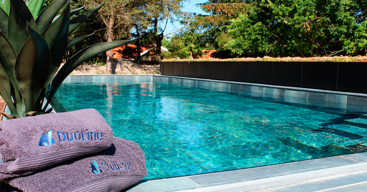 Pool med luksus karakter. Eksklusivt feriehus med pool sauna og alt i wellness. Den udendørs swimmingpool har flot plantedækket overdækning.