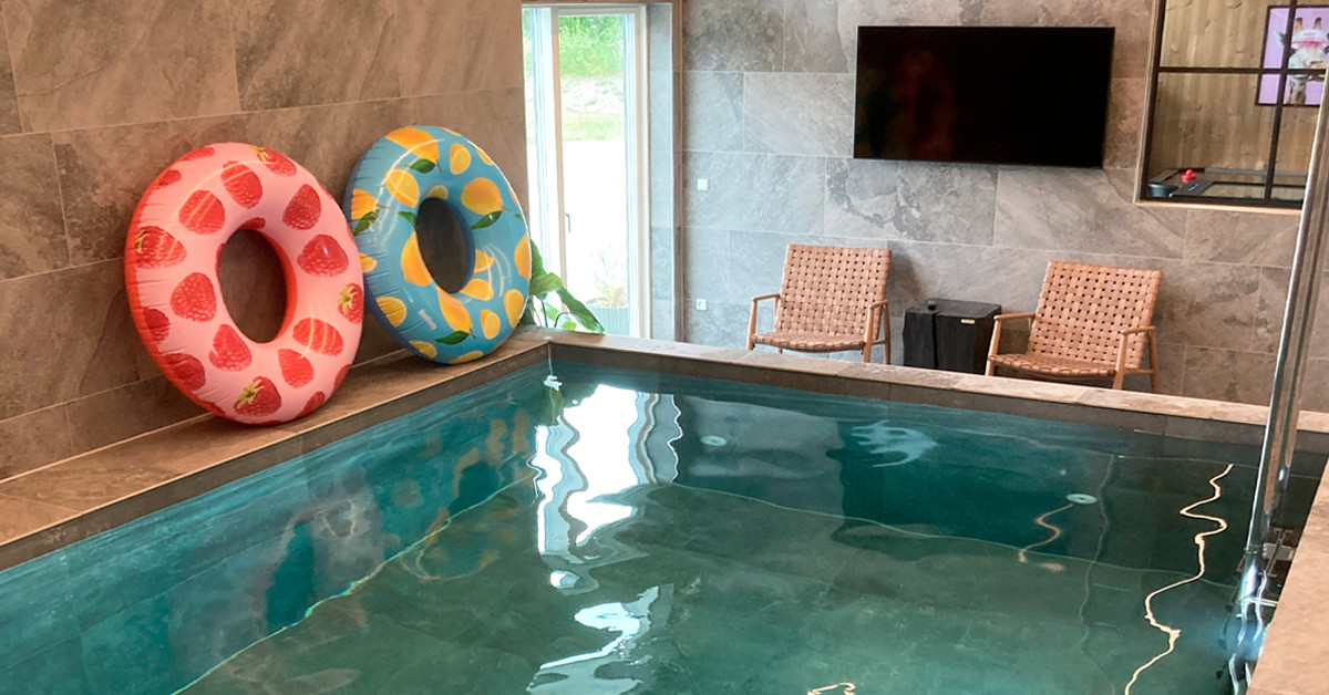 Baderinge velplaceret ved væg til nybygget swimmingpool. Poolen er opmuret og beklædt med flotte lyse fliser.