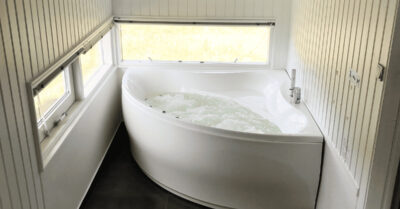 Danline hjørnespa monteret. Ny indendørs spabad til udlejningshus er sat op, hvor der tidligere stod et retro spabad|Ophug gammel spa. En retro spa har set sine sidste badetimer og skal vie livet for en ny spa afdeling.|Gammel spa tages ned i sommerhus på Fanø. Der skal være plads til en ny og mere moderne én af slagsen. Hullet fyldes med beton. Ophugning.|Spaophug er nødvendigt fordi, mange af de gamle slidte spaer kan være svære at fjerne på anden vis. Her gøres plads til nyt moderne spabad. Ophugning.