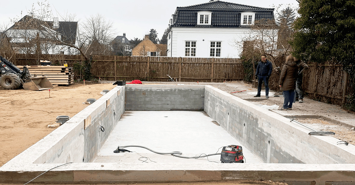 Opmuret swimmingpool nord for København. Poolen er undervejs. Alle indstøbningsdele er klargjort og snart kan den beklædes med folie.
