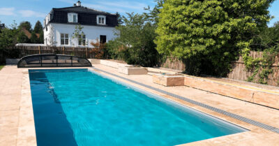 Udendørs swimmingpool bygget helt fra bunden. Grå folie og flotte kant- og terrassefliser i lys beige. PVC teleskopoverdækning.|Opmuret swimmingpool nord for København. Poolen er undervejs. Alle indstøbningsdele er klargjort og snart kan den beklædes med folie.|Betonbassin udendørs med Aseko vandbehandlingsteknik står klar til folie mv.|Klargøring af udendørs pool nord for København. Swimmingpoolen står helt tom og klargøres til foliemontering|Foliemontør i gang med at montere lys grå folie i nybygget pool på Nordsjælland. Her ved trappeopgang.|Foliemontage trappetrin. Skridsikker folie påføres, så badegæster kan komme sikker til og fra swimmingpoolen. Nybygget bassin. Foliemontør.|Kvalitetssikring af folie i nybygget swimmingpool, inden der svejses bind. Det er vigtigt, at folien er korrekt monteret.|Grå folie i swimmingpool. Nyetableret pool er ved at få svejset folie. Siderne er færdige. Gulvet mangler endnu.|Swimmingpool med kantfliser. Poolen er ved at være klar til aflevering. Vandet er fyldt i, så dyser og skimmer kan testes.|Bassin fyldes med vand. Nyetableret udendørs swimmingpool er i gang med vandpåfyld. Bassinet er beklædt med en smuk lys grå folie.|Swimmingpool skridsikker folie. Trappetrinene i har fået svejset en ekstra skridsikker folie på trinene for at undgå glide ulykker.|Aseko vandbehandling. Anlæg er sat op i forbindelse med en helt nyetableret udendørs swimmingpool.
