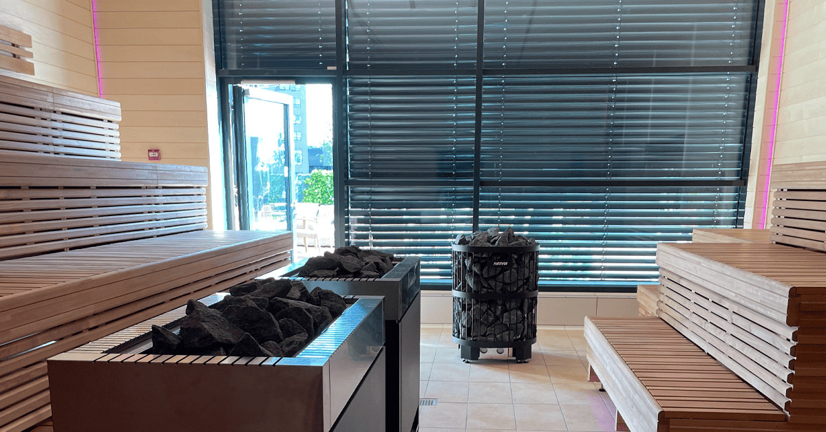 Sauna til gus er leveret og monteret hos Water og Wellness i Randers. 2 store stenovne er placeret i midten til gus og den ekstra søjleovn er tillægsvarme.