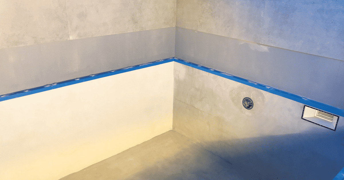 Indbygget svømmetræner ses i væggen på swimmingpool, inden der svejses folie på. Modstrømsanlægget giver ekstra badeglæde.