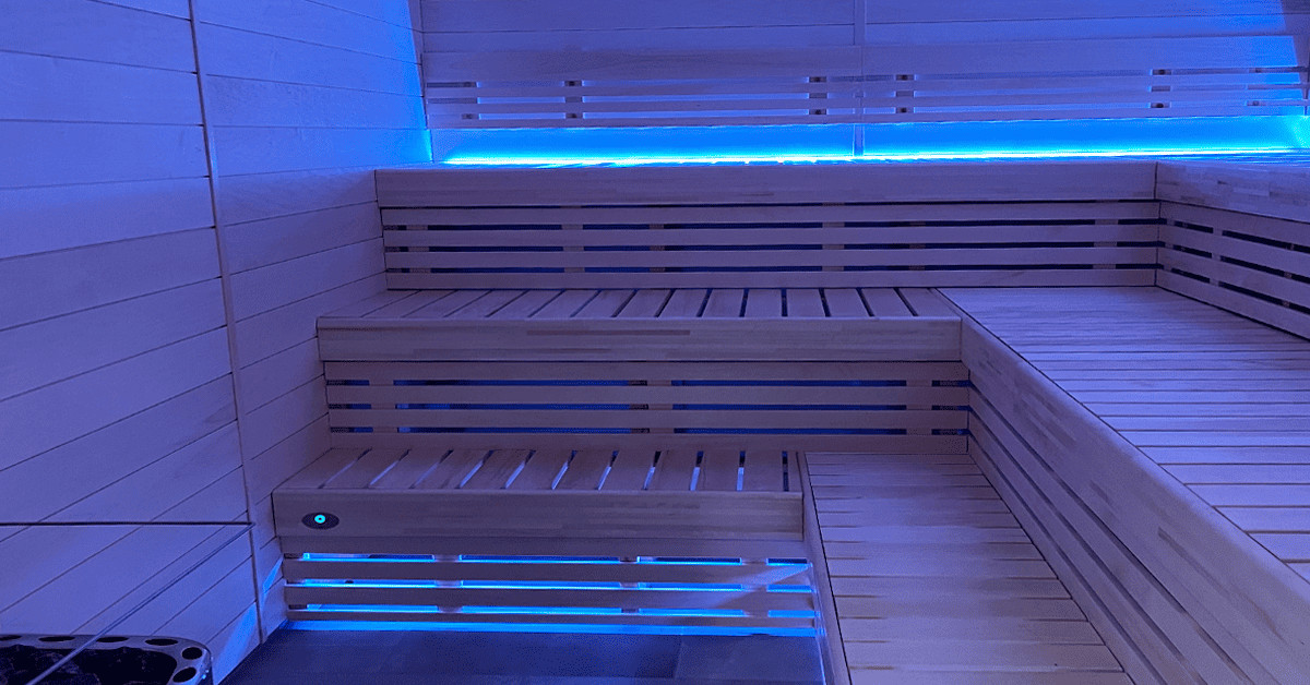 Lilla LED i sauna ved det ny Maritimt Center i Esbjerg. Lyset kan tilpasses stemning og medgiver en atmosfære af ro og velvære