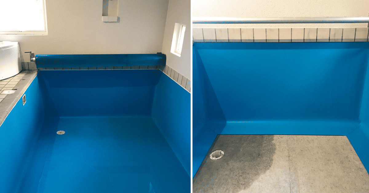 Pool liner under opsætning i feriehus. Foliemontering i indendørs swimmingpool. Farve blå.