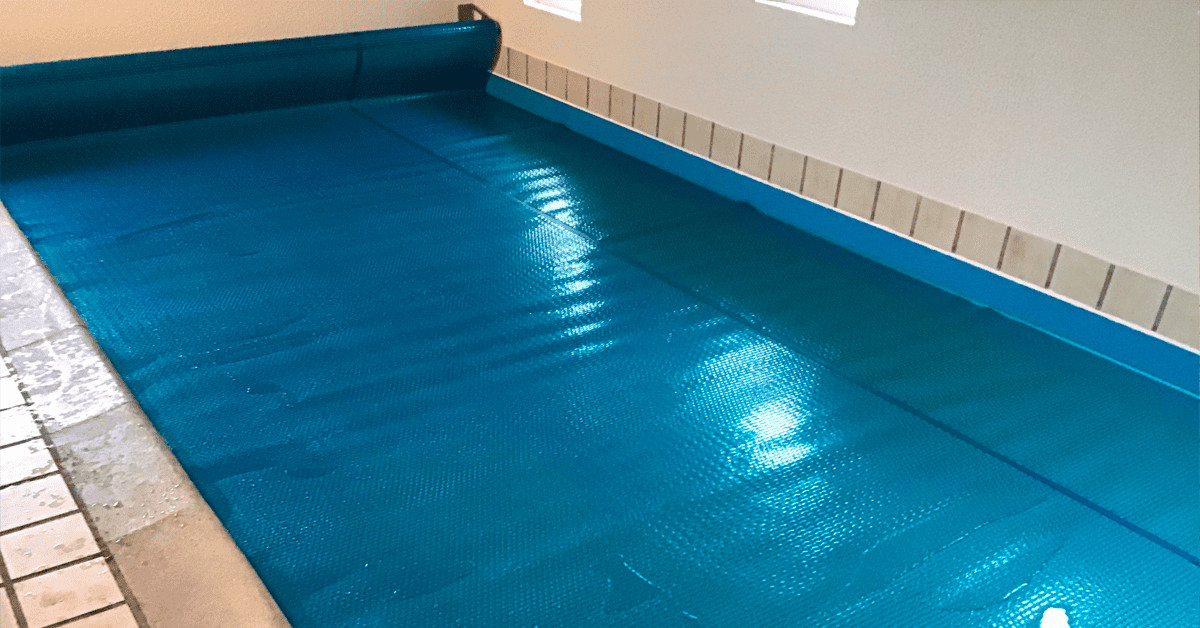 Termotæppe på swimmingpool. Det effektive og slidstærke Geobubble termotæppe har dobbelt boble og lang levetid. Holder fordampningen inde.