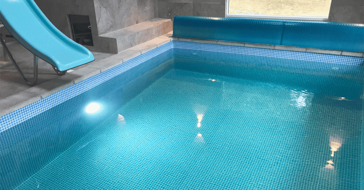 Mosaikfolie i indendørs bassin - Folien giver et præg af ægte mosaik og står flot til rummet omkring. Rummet har også indbygget spa.