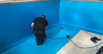 Foliemontør i arbejde. Her svejses blå folie i indendørs swimmingpool. Det gøres med stor forsigtighed, hvor der ikke kan være skidt på underlag.|Gammel slidt folie i pool og utætte dyser, der skal renoveres. Her ses projekt folie skift før bassin tømmes og strippes for folie.|Utætte dyser gammel folie. Efter undersøgelse står det klart, at det bedst kan betale sig at skifte lineren frem for reparation.|Svejs af folie i pool. Den gamle folie er afmonteret og underlag repareret for skader. I mellemtiden er der sat ny folie også ved skimmer.|Dyser i pool ses i bassinet efter nedtagning af den gamle slidte folie i swimmingpool. Det er vigtigt at montere folie uden utætheder.|Svejs af folie ved skimmer. Den gamle folie er afmonteret og underlag repareret for skader. I mellemtiden er der sat ny folie også ved skimmer.|Folie ved skimmer - Blå folie i indendørs swimmingpool. Folien er sat op ved skimmer, hvor der samtidig sikres for utætheder,|Folie ved dyser i swimmingpool. Der er indbygget nye dyser og blå folie i denne indendørs swimmingpool. Vandet kan nu fyldes i.|Poollampe og stige i en swimmingpool, hvor den gamle foliebelægning af skiftet til ny blå folie. Det sikres, at der ikke sker utætheder.|Gammel folie aftaget - Ny blå Alkorplan folie sættes op i indendørs swimmingpool|Gammel pool folie og utætte dyser. Det er tid til at skifte ud til en ny folie. Folien er afbleget af længerevarende kemiforbrug.|Swimmingpool får ny folie. Monørerne er i fuld gang med at beklæde denne indendørs swimmingpool med en blå liner folie