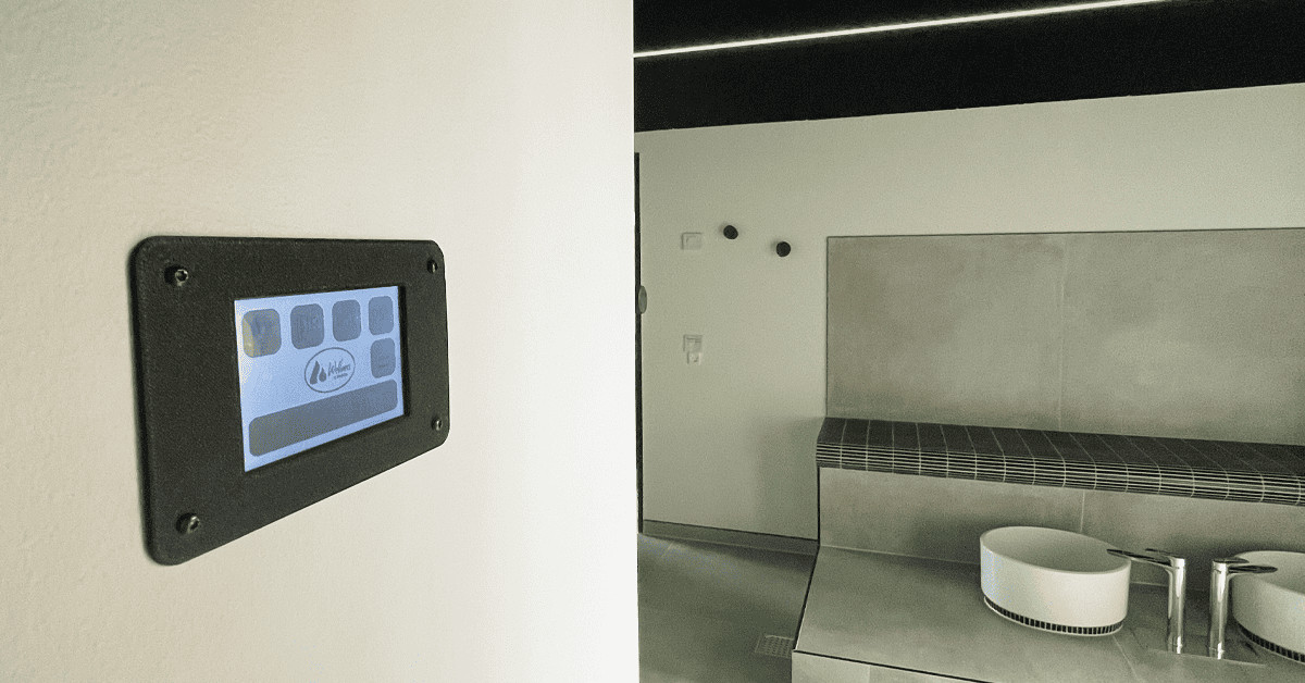 Væghængt saunadisplay, der betjener sauna og damp til denne afdeling af hjemlig wellness i nyrenoveret sommerhus