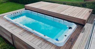 Swimspa Pooldecks. Denne spa er integreret i terrassen og dækkes flot og enkelt af den store Pooldecks terrasse overdækning.|Afhentning af swimspa med kran. Spaen skal ud til en terrasse, hvor den integreres under et Pooldecks. Først og fremmest skal det fragtes til adressen.|Levering af fitness spa fra Passion Spas. Spaen leveres med kran og placeres i bagvedliggende i terrasse.|Svømmespa levering. Passion svømmespa i luften. Spaen skal placeres på terrasse og overdækkes med et terrassetag.|Swim spa i luften over terrassen, hvor den skal sænkes ned i. En Passion svømmespa leveres med kran, da det ikke er muligt at komme rundt om huset.|Integreret pool deck i terrasse, hvor en fittnessspa er leveret og nedsænket. Hver morgen slås dækket fra og ejer tager en svømmetur.|Lukket Pooldecks. Denne spa er integreret i terrassen og dækkes flot og enkelt af den store Pooldecks terrasse overdækning.|Pooldecks Swimspa. Denne spa er integreret i terrassen og dækkes flot og enkelt af den store Pooldecks terrasse overdækning.