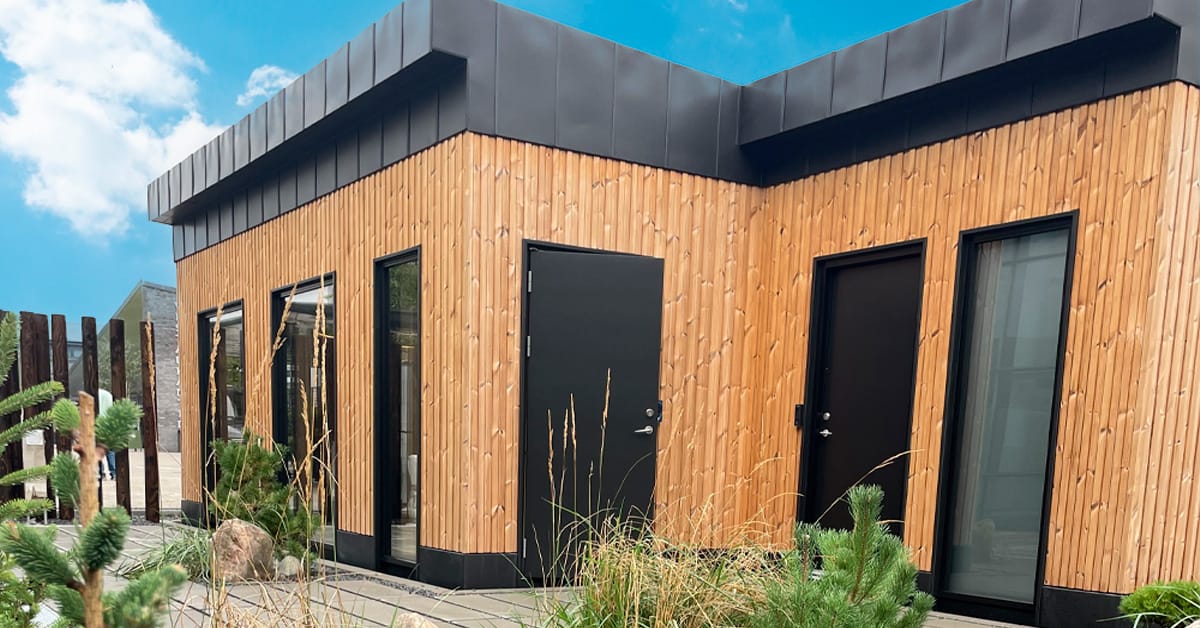 DGI sauna bygning. Levering af nybygget saunahus til Københavns DGI by. En stor og flot tilføjelse til svømmehallen placeret på parkeringsplads.