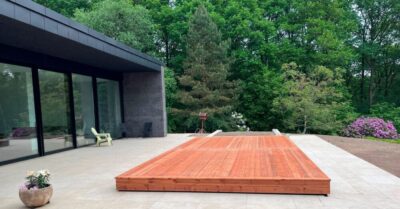 Pooldecks terrasse overdækning|Opsætning af terrasse. Pooldecks terrasseoverdækning over pp-pool. Brug terrassen, mens poolen er lukket af.|Opsætning Pooldecks terrasseoverdækning - Pool med terrasse - Pooldecks terrasse med sideåbning - nybygget hus|Pool og terrasse - Pooldecks terrasse med sideåbning - giver en neutral og brugbar terrasse, når poolen er lukket af.|Terrasseoverdækning lukket i træ. Træet for en flot patina med tiden, så den fortsat står flot med huset.|Pooldecks terrasse overdækning i træ. Træet for en flot patina med tiden, så den kommer til at stå skarpt sammen med huset.|Pooldecks understel - Pool med terrasse - Pooldecks terrasse med sideåbning - nybyggeri|Pool levering. PP-pool levering Ved nybygget hus. Kran leverer poolen, der er støbt i et stykker og herefter isoleret inden det sænkes i udgravning.|PP-pool levering Ved nybygget hus. Kran leverer poolen, der er støbt i et stykker og herefter isoleret inden det sænkes i udgravning.