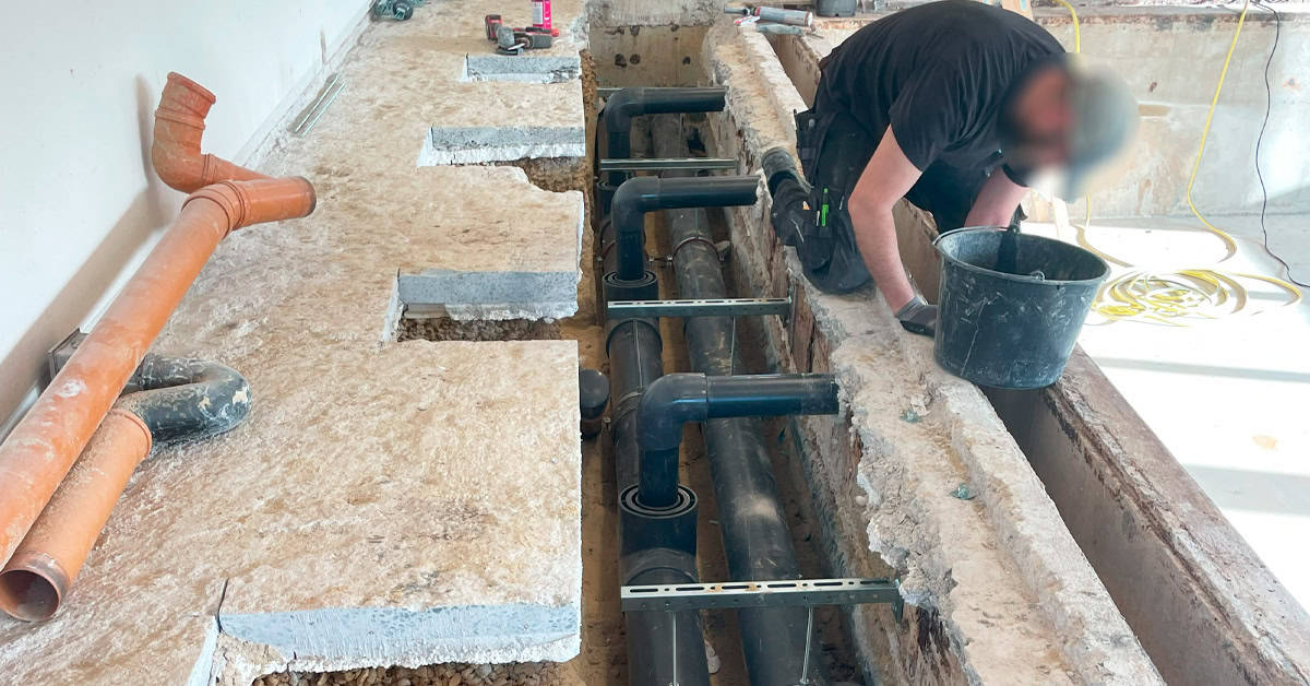 Swimmingpool byggeri. Rørføring under renovering af terapibassin hos Lunden Rehabiliteringscenter. Nye rør til nyt vandbehandlingssystem i kælderen.