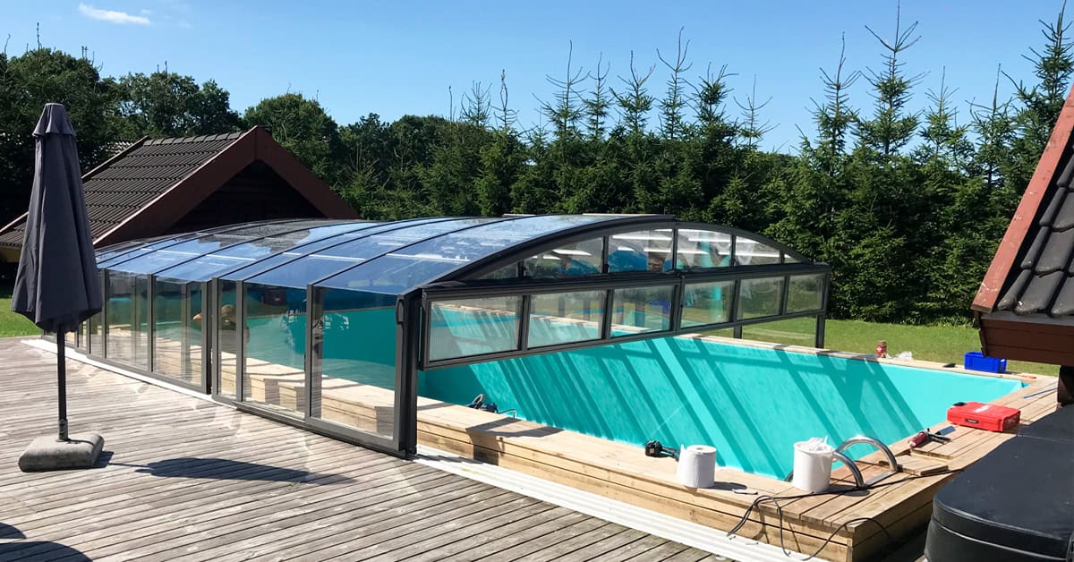 Carribean folie - grøn er nu på plads i swimmingpool. Overdækning er fra Vöroka.