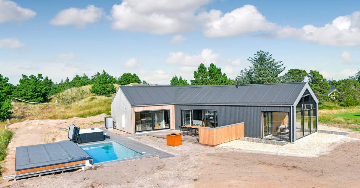 Nybyg med sauna og swimmingpool i Blåvand. Billede udlånt af Feriepartner Blåvand.