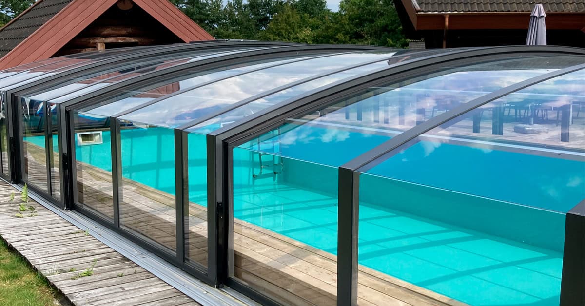 Carribean folie - grøn er nu på plads i swimmingpool. Overdækning er fra Vöroka.
