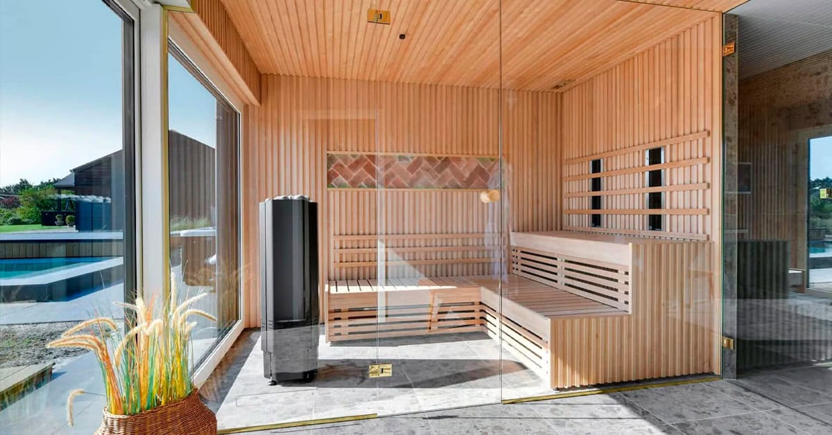 Sauna med Himalaya Saltsten, infrarøde paneler og Saunum ovn. Dampbad på bagside. Billede udlånt af Feriepartner Blåvand.
