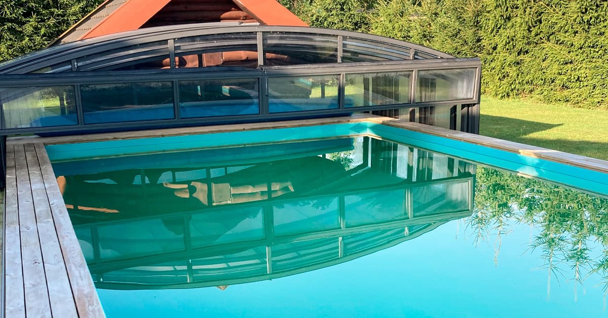 Carribean folie - grøn er nu på plads i swimmingpool. Overdækning er fra Vöroka.