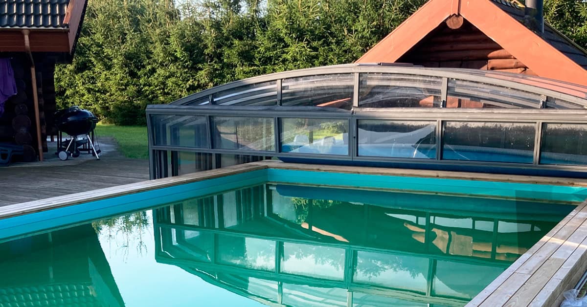 Carribean folie - grøn er nu på plads i swimmingpool. Overdækning er fra Vöroka.
