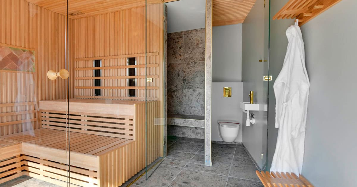 Sauna med Himalaya Saltsten, infrarøde paneler og Saunum ovn. Dampbad på bagside. Billede udlånt af Feriepartner Blåvand.